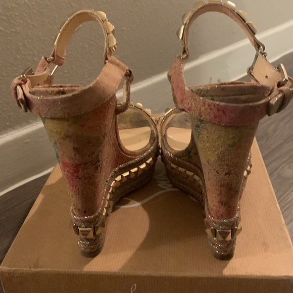 Authentic Louboutin Cork Bloom Print Cataclou Studded Wedge Sandals in Light Gol - Picture 6 of 17
